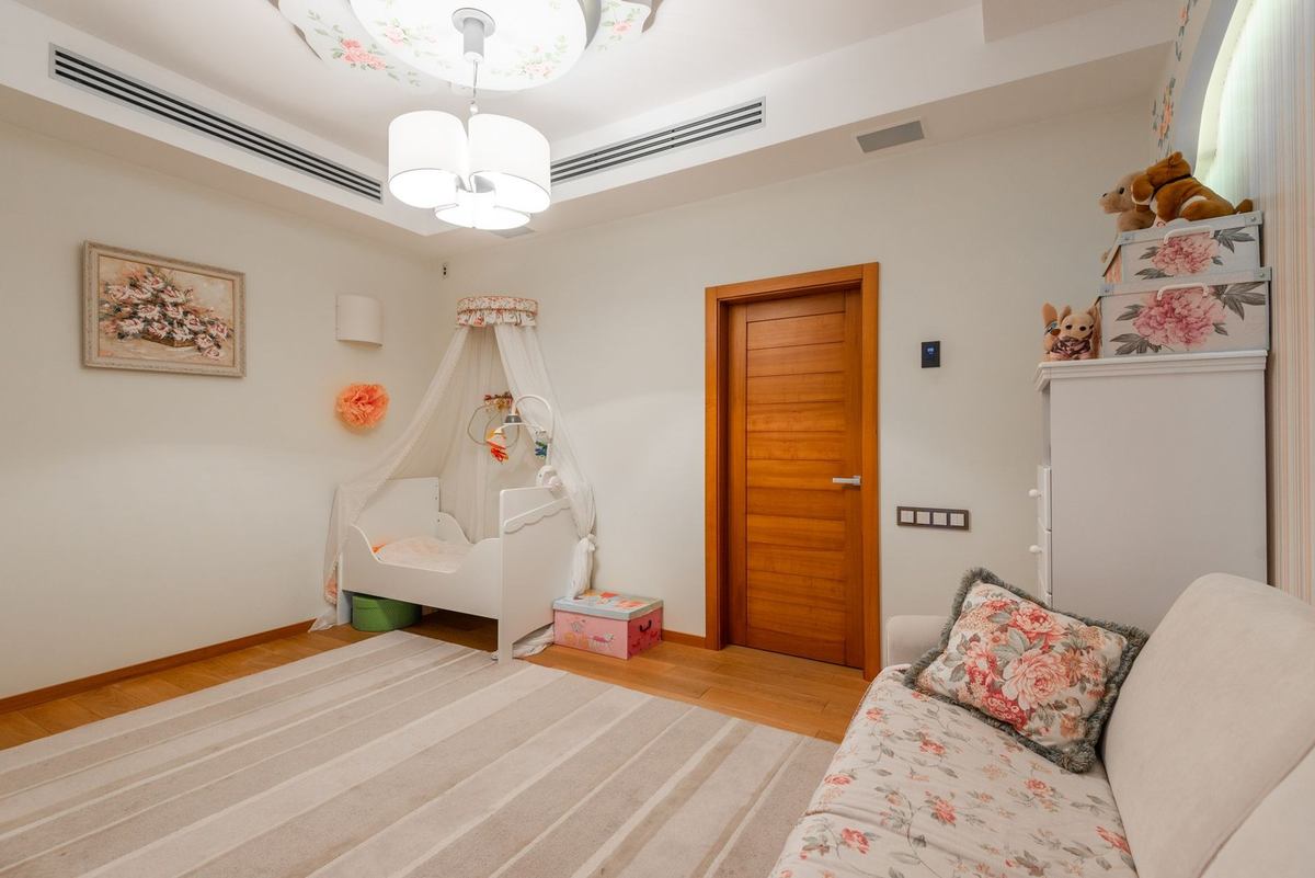 Chambre avec lit, bureau, tapis, porte, lampe, tableau, meubles Chambre avec lit, bureau, tapis, porte, lampe, tableau, meubles