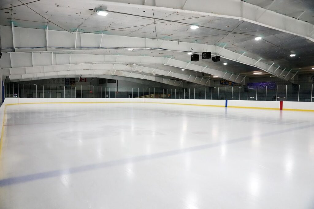 Patinoires en été : la glace ne fond pas partout