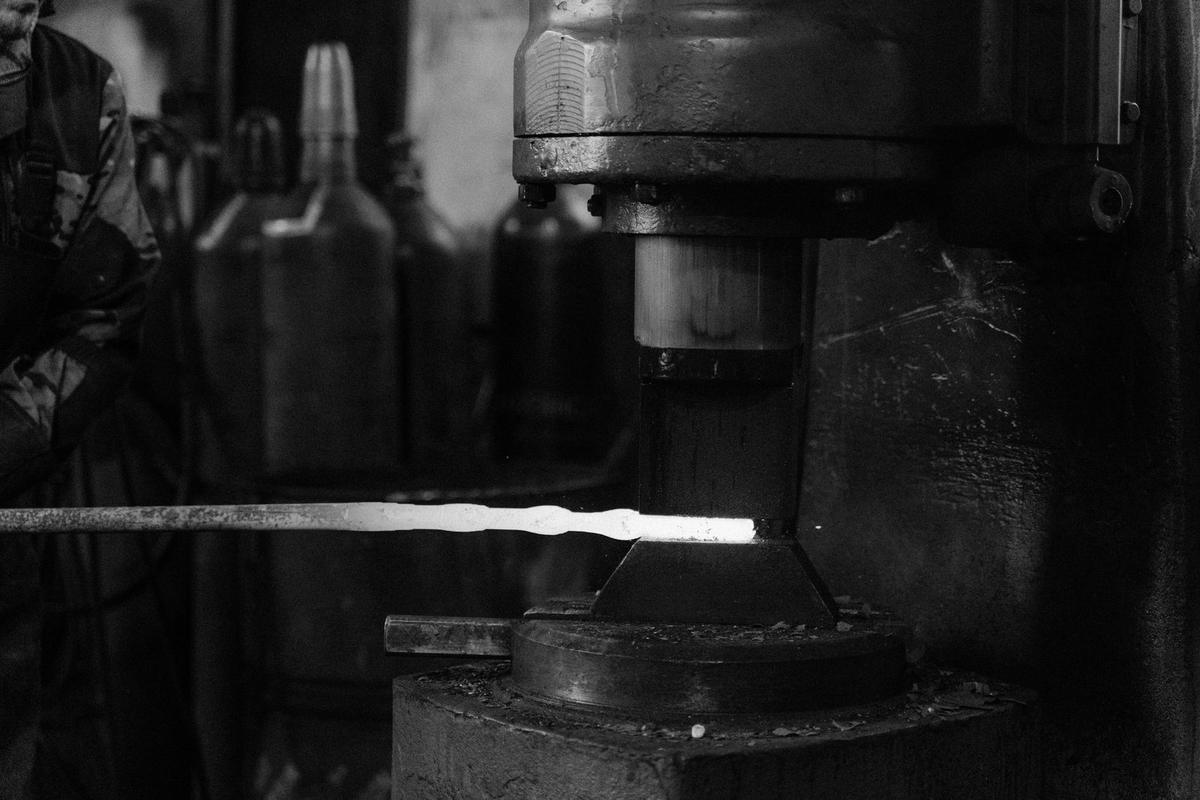 Outil de travail métallique en usage, environnement industriel Outil de travail métallique en usage, environnement industriel