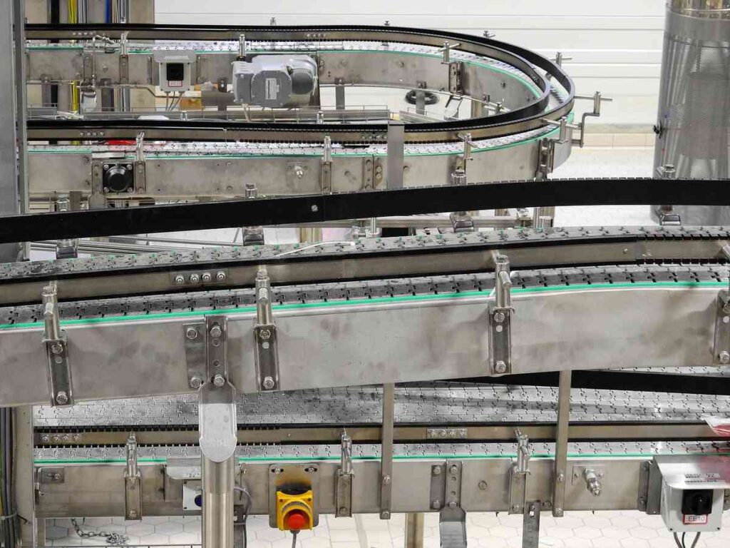 Machine industrielle avec convoyeur et moteur électrique