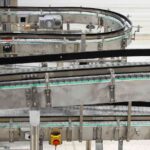 Machine industrielle avec convoyeur et moteur électrique