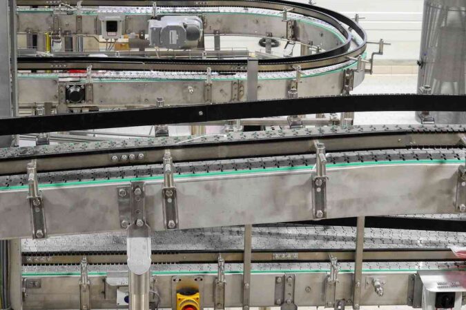 Machine industrielle avec convoyeur et moteur électrique
