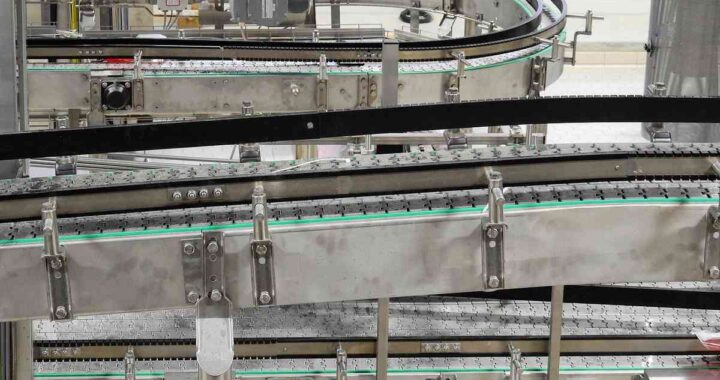 Machine industrielle avec convoyeur et moteur électrique