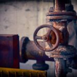 valve rouillée sur tuyau, boîte métallique, décor industriel