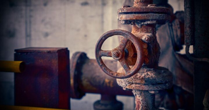 valve rouillée sur tuyau, boîte métallique, décor industriel