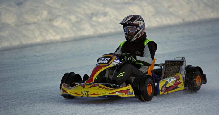un kart jaune et noir glisse sur une surface glacée